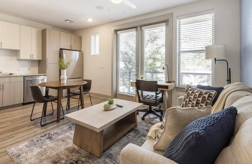West Dallas Apartment | Landing | Modern Studio in Kessler Park