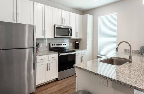 Charlotte Apartment | Landing | Modern Studio, Pool, Gym