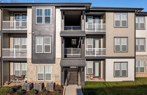Charlotte Apartment | Landing | Modern Studio, Clubhouse, Pool