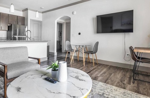 Manor Apartment | Landing | Spectacular 1BD, Clubhouse, Courtyard