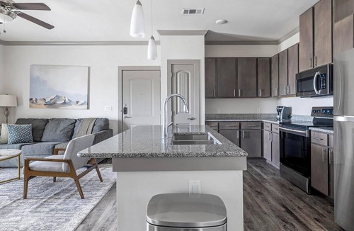 Manor Apartment | Landing | Spectacular 1BD, Clubhouse, Courtyard