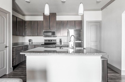 Manor Apartment | Landing | Spectacular 1BD, Clubhouse, Courtyard