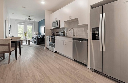 Sweetbriar Apartment | Landing | Spectacular 1BD, Gym, Pool