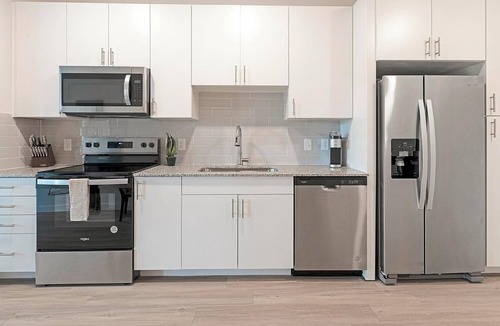 Sweetbriar Apartment | Landing | Spectacular 1BD, Gym, Pool