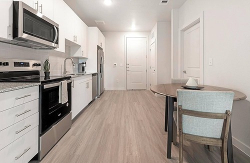 Sweetbriar Apartment | Landing | Spectacular 1BD, Gym, Pool