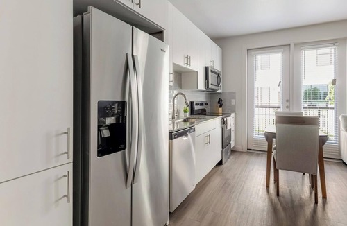 Sweetbriar Apartment | Landing | Spectacular 1BD, Pool, Gym