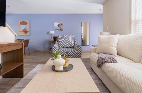 Crabtree Apartment | Landing Spectacular 2BD Pool Gym