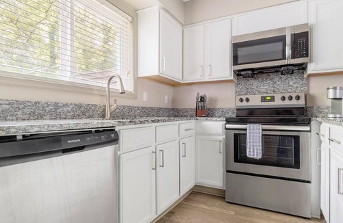 Crabtree Apartment | Landing | Spectacular 2BD, Clubhouse, Gym
