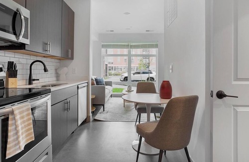 Richmond Apartment | Landing | Spectacular Studio, Gym, Clubhouse