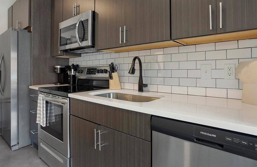 Richmond Apartment | Landing | Spectacular Studio, Gym, Clubhouse