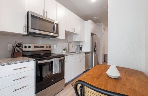 Sweetbriar Apartment | Landing | Spectacular Studio, Pool, Gym