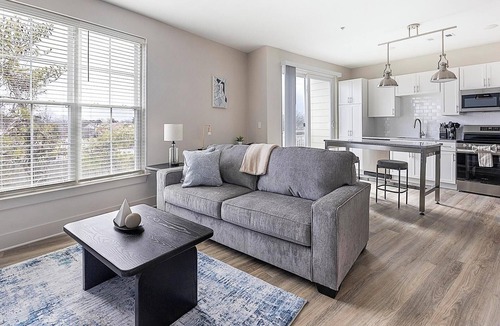Richmond Apartment | Landing | Stunning 1BD, Gym, Courtyard