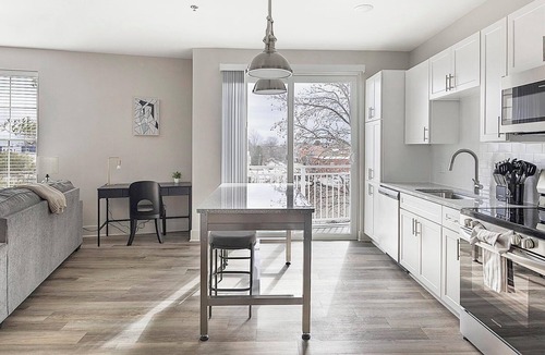 Richmond Apartment | Landing | Stunning 1BD, Gym, Courtyard