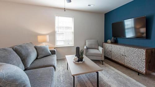 Lyman Apartment | Landing Stunning 1BD Gym Clubhouse