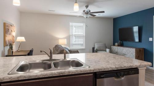 Lyman Apartment | Landing Stunning 1BD Gym Clubhouse