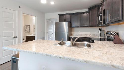 Lyman Apartment | Landing Stunning 1BD Gym Clubhouse