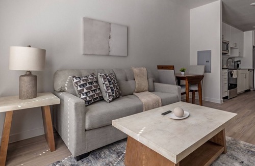 Sweetbriar Apartment | Landing | Stunning 1BD, Gym, Pool