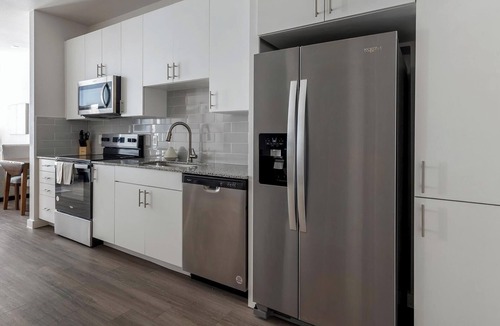 Sweetbriar Apartment | Landing | Stunning 1BD, Gym, Pool