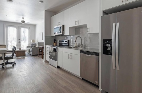 Sweetbriar Apartment | Landing | Stunning 1BD, Gym, Pool