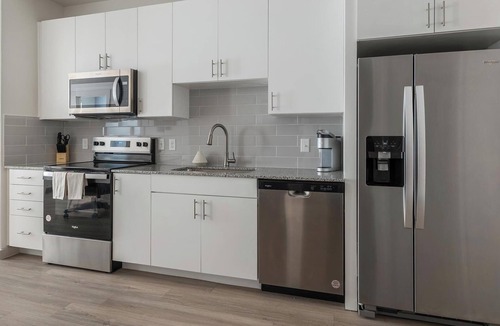 Sweetbriar Apartment | Landing | Stunning 1BD, Gym, Pool