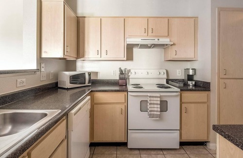 Southbelt/Ellington Apartment | Landing | Stunning 2BD, Clubhouse, Pool