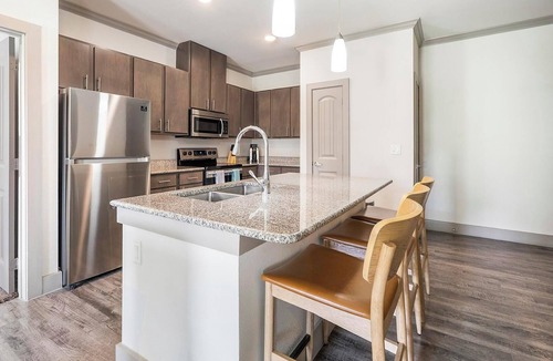 Manor Apartment | Landing | Stunning 2BD, Courtyard, Clubhouse