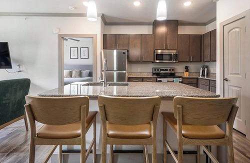 Manor Apartment | Landing | Stunning 2BD, Courtyard, Clubhouse
