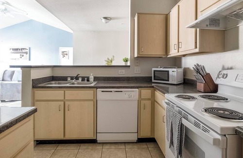 Southbelt/Ellington Apartment | Landing | Stunning 2BD, Gym, Pool