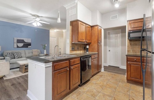 West Oak Hill Apartment | Landing | Stunning 2BD, Gym