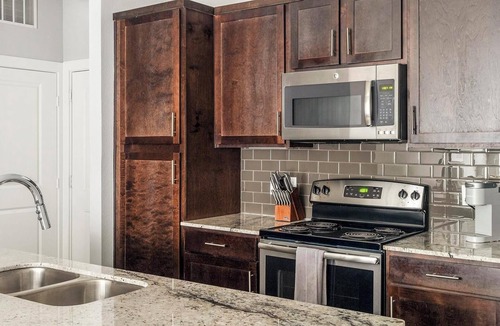 Buda Apartment | Landing | Stunning 2BD, Pool, Clubhouse
