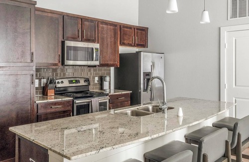 Buda Apartment | Landing | Stunning 2BD, Pool, Clubhouse