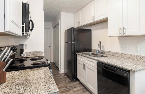 DeSoto Apartment | Landing | Stunning 2BD, Tennis Court, Pool