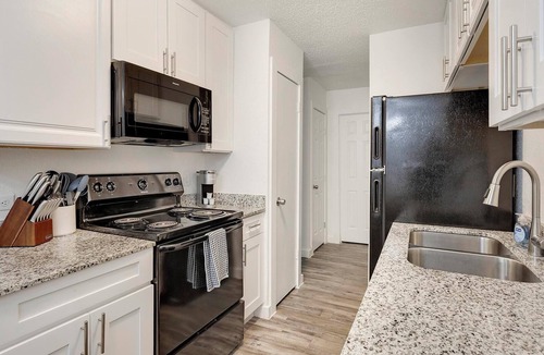 DeSoto Apartment | Landing | Stunning 2BD, Tennis Court, Pool