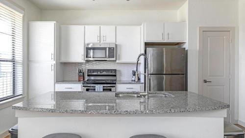 Waller Apartment | Landing Stunning 3BD Pool Gym