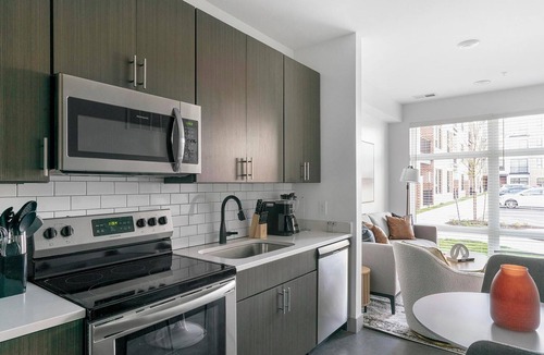Richmond Apartment | Landing | Stunning Studio, Pool, Clubhouse