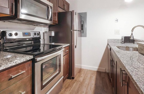 Downtown Baltimore Apartment | Landing | Stylish 1BD, Courtyard, Gym