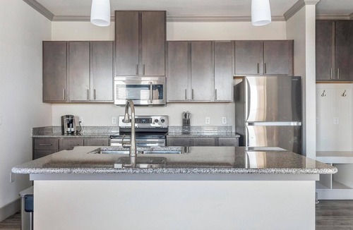 Manor Apartment | Landing | Stylish 1BD, Courtyard, Gym