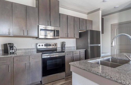 Manor Apartment | Landing | Stylish 1BD, Courtyard, Gym