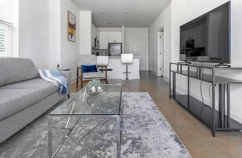Charlotte Apartment | Landing | Stylish 1BD, Gym, Pool