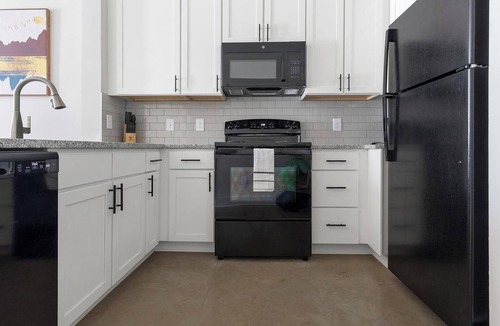 Charlotte Apartment | Landing | Stylish 1BD, Gym, Pool