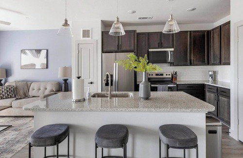 Corinth Apartment | Landing | Stylish 1BD in Corinth