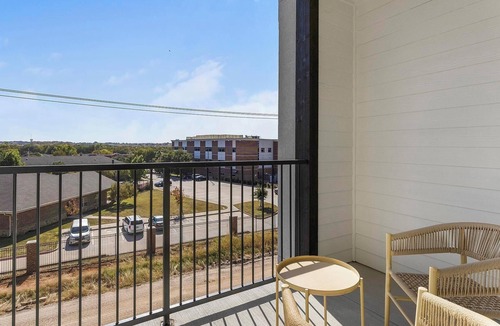 Corinth Apartment | Landing | Stylish 1BD in Corinth