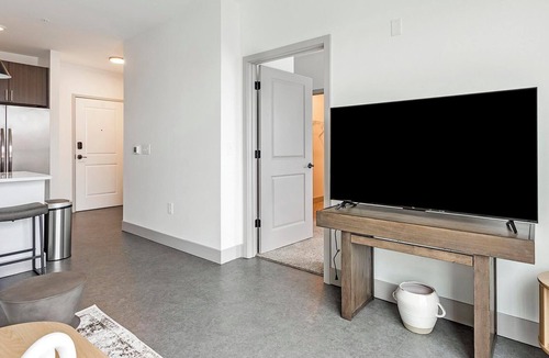 Richmond Apartment | Landing | Stylish 1BD, Pool, Clubhouse