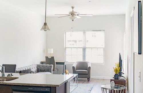 Bloomingdale Apartment | Landing Stylish 2BD Gym Pool