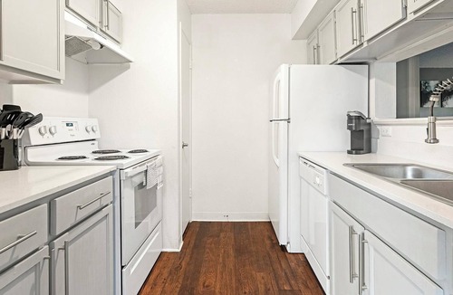 Windsor Park Apartment | Landing | Stylish 2BD, Gym, Pool