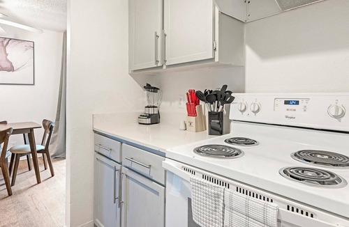 Windsor Park Apartment | Landing | Stylish 2BD, Gym, Pool