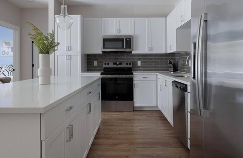 Oakwood Apartment | Landing | Stylish 2BD, Gym, Pool