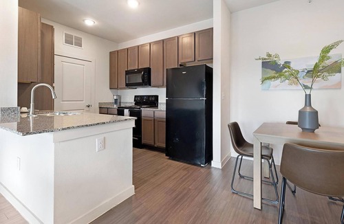 Lockhart Apartment | Landing | Stylish 2BD, Pool, Gym