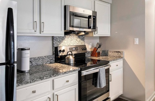 Crabtree Apartment | Landing | Stylish 2BD, Pool, Tennis Court