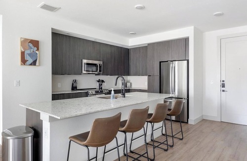 MLK Apartment | Landing | Stylish 2BD, Rooftop Lounge, Gym